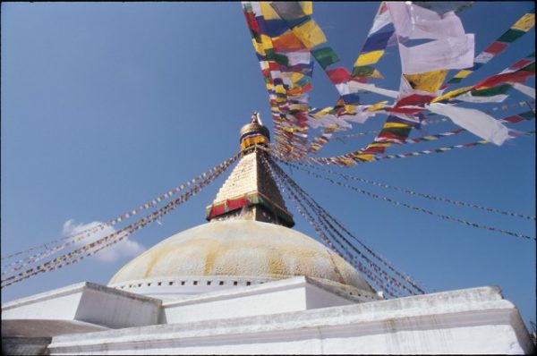 Gebäude in Nepal mit bunten Fahnen