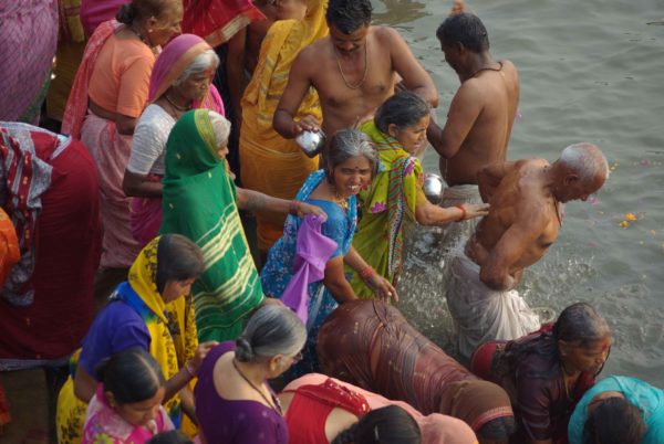 Indien Reise - Einheimische im Fluss