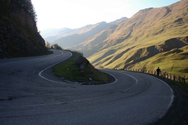 Berglandschaft mit Straße in Georgien,