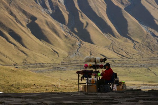 Berglandschaft in Georgien - Frau mit Mützen