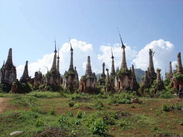 Myanmar - Wiese mit kleinen Pagoden